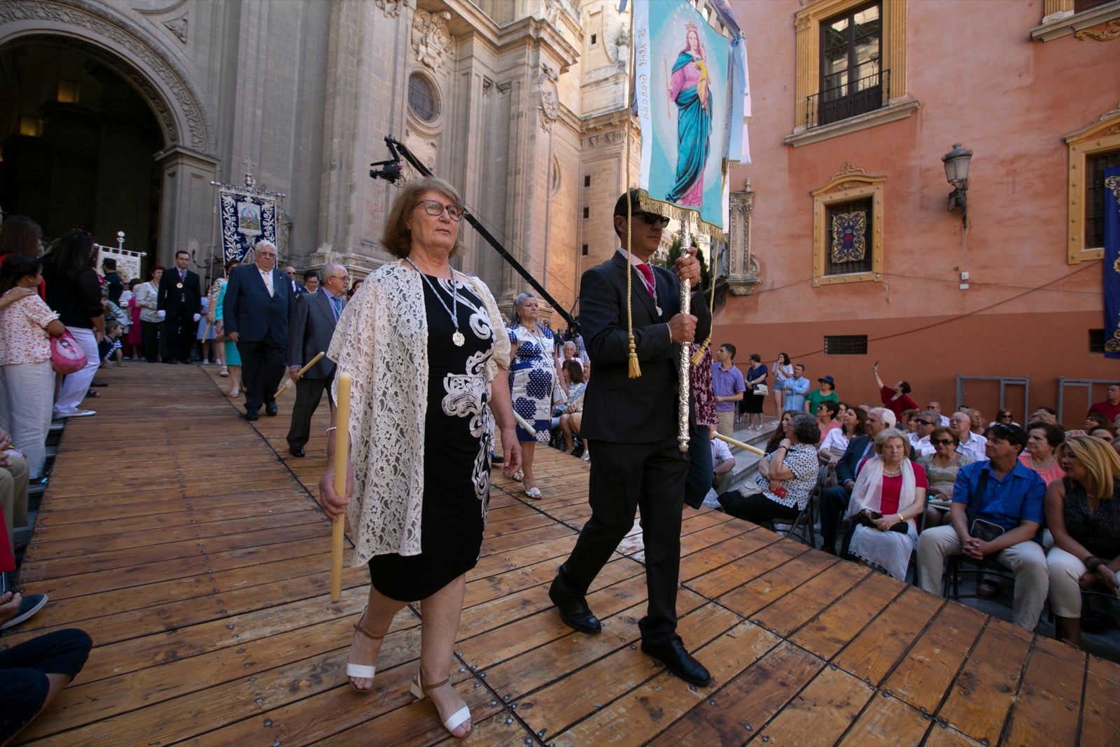 La plaza de las Pasiegas, abarrotada para recibir al Corpus Christi