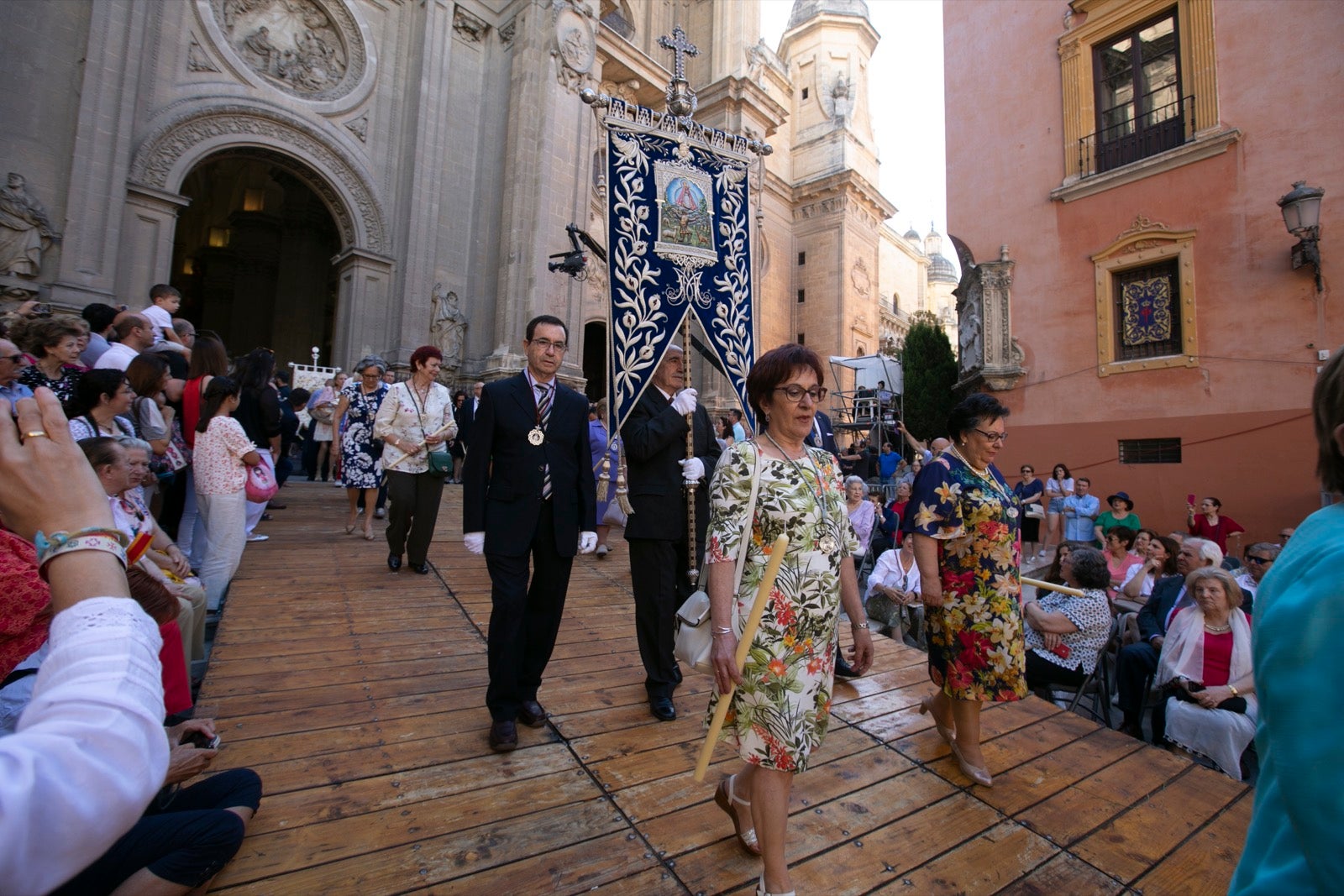 La plaza de las Pasiegas, abarrotada para recibir al Corpus Christi