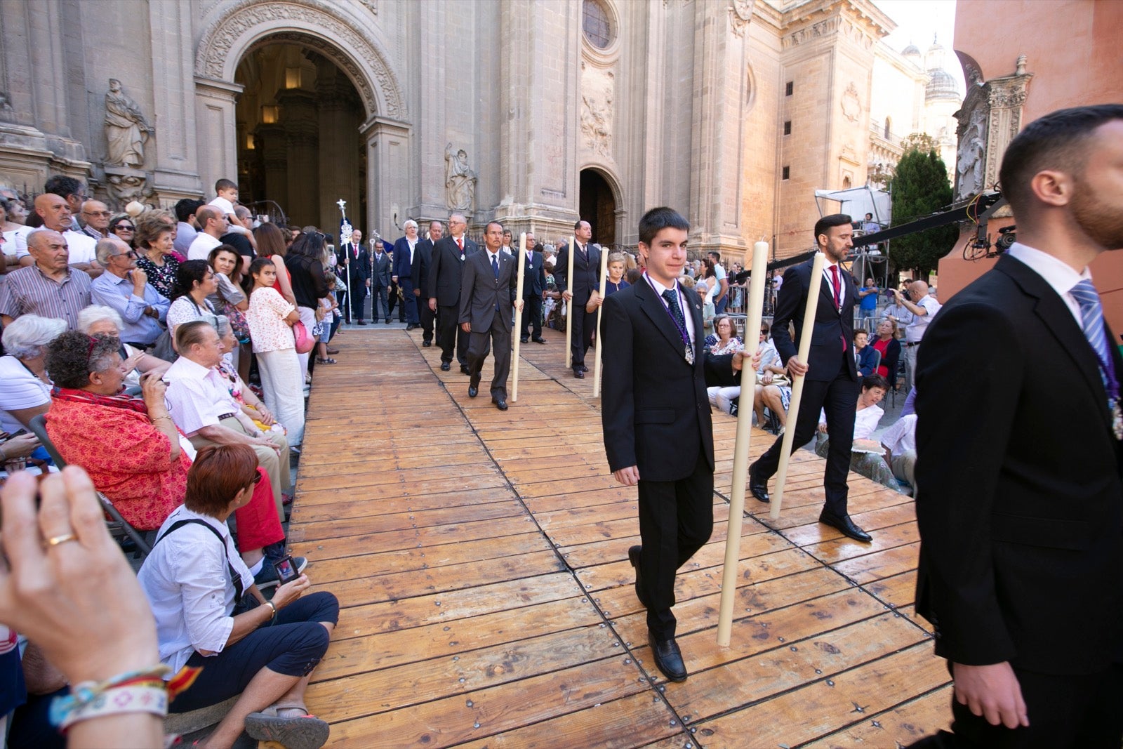 La plaza de las Pasiegas, abarrotada para recibir al Corpus Christi