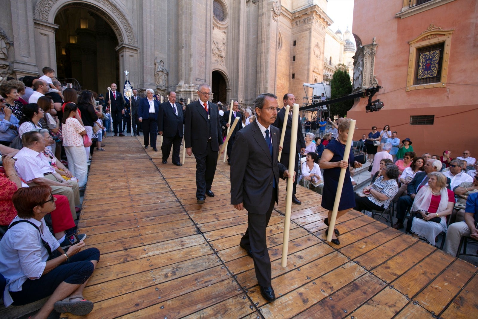 La plaza de las Pasiegas, abarrotada para recibir al Corpus Christi