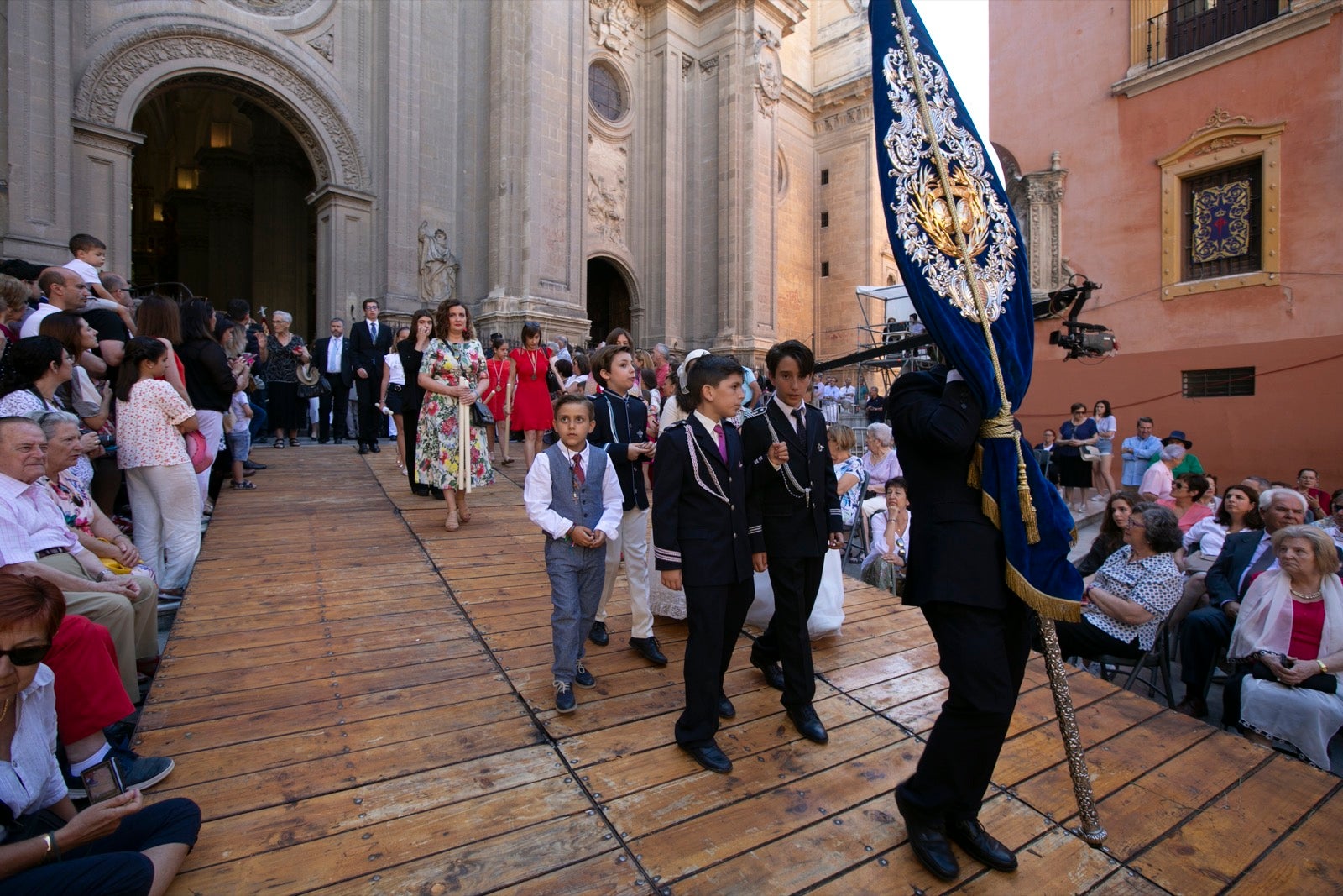 La plaza de las Pasiegas, abarrotada para recibir al Corpus Christi