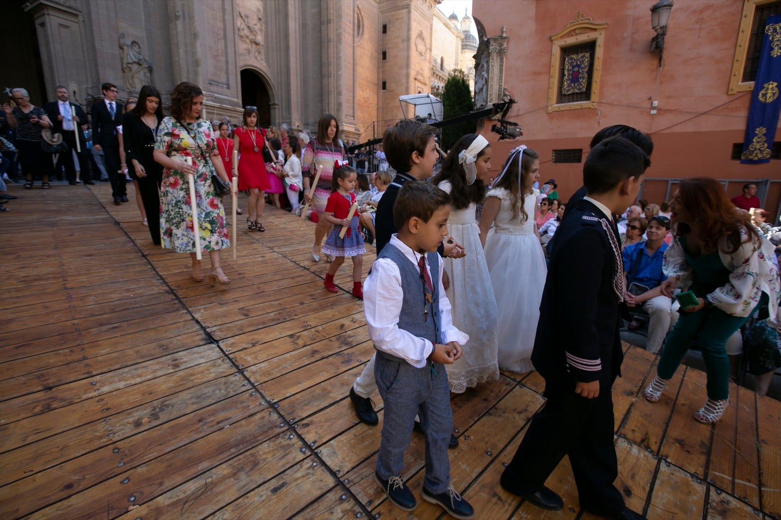 La plaza de las Pasiegas, abarrotada para recibir al Corpus Christi