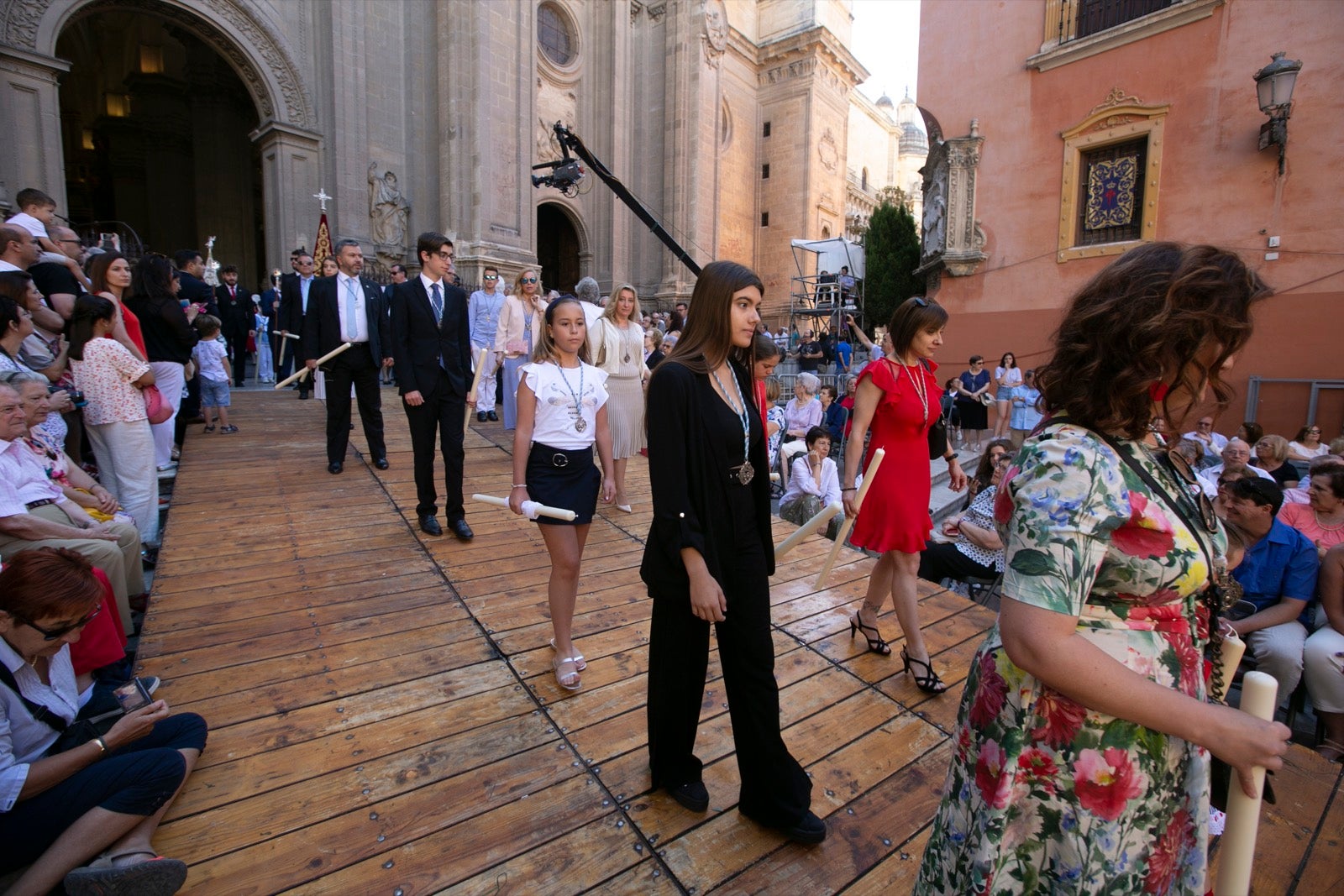 La plaza de las Pasiegas, abarrotada para recibir al Corpus Christi