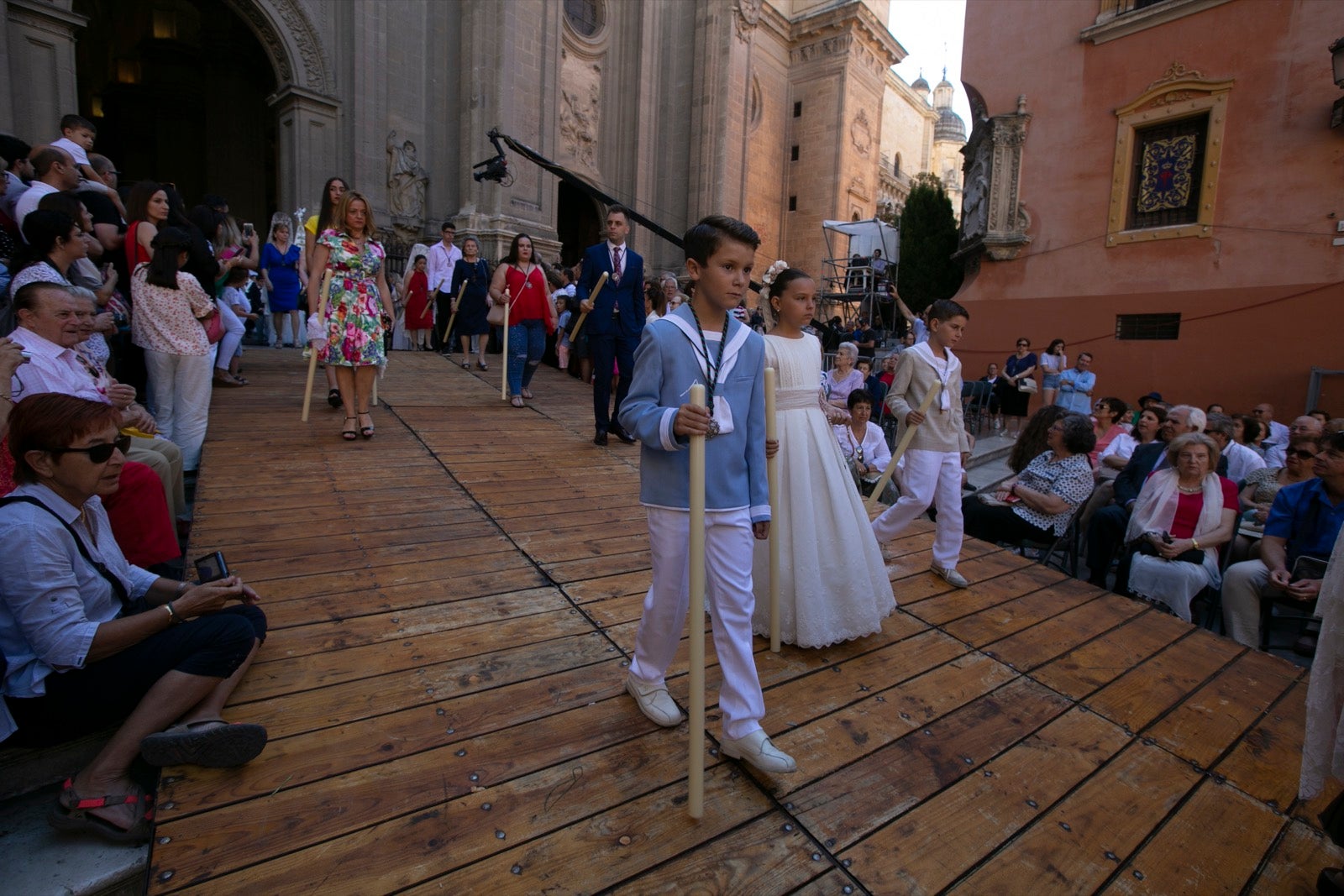 La plaza de las Pasiegas, abarrotada para recibir al Corpus Christi