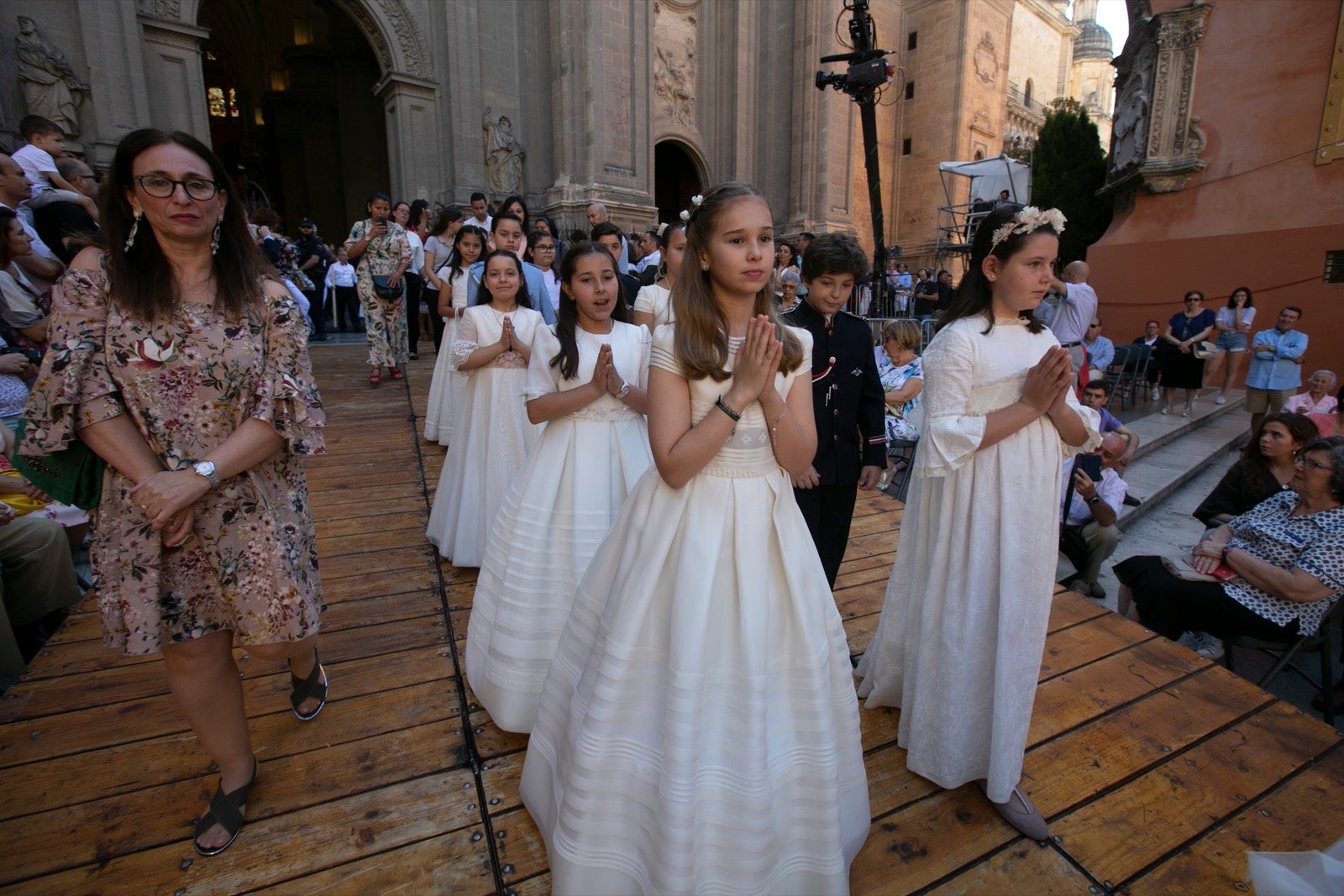 La plaza de las Pasiegas, abarrotada para recibir al Corpus Christi