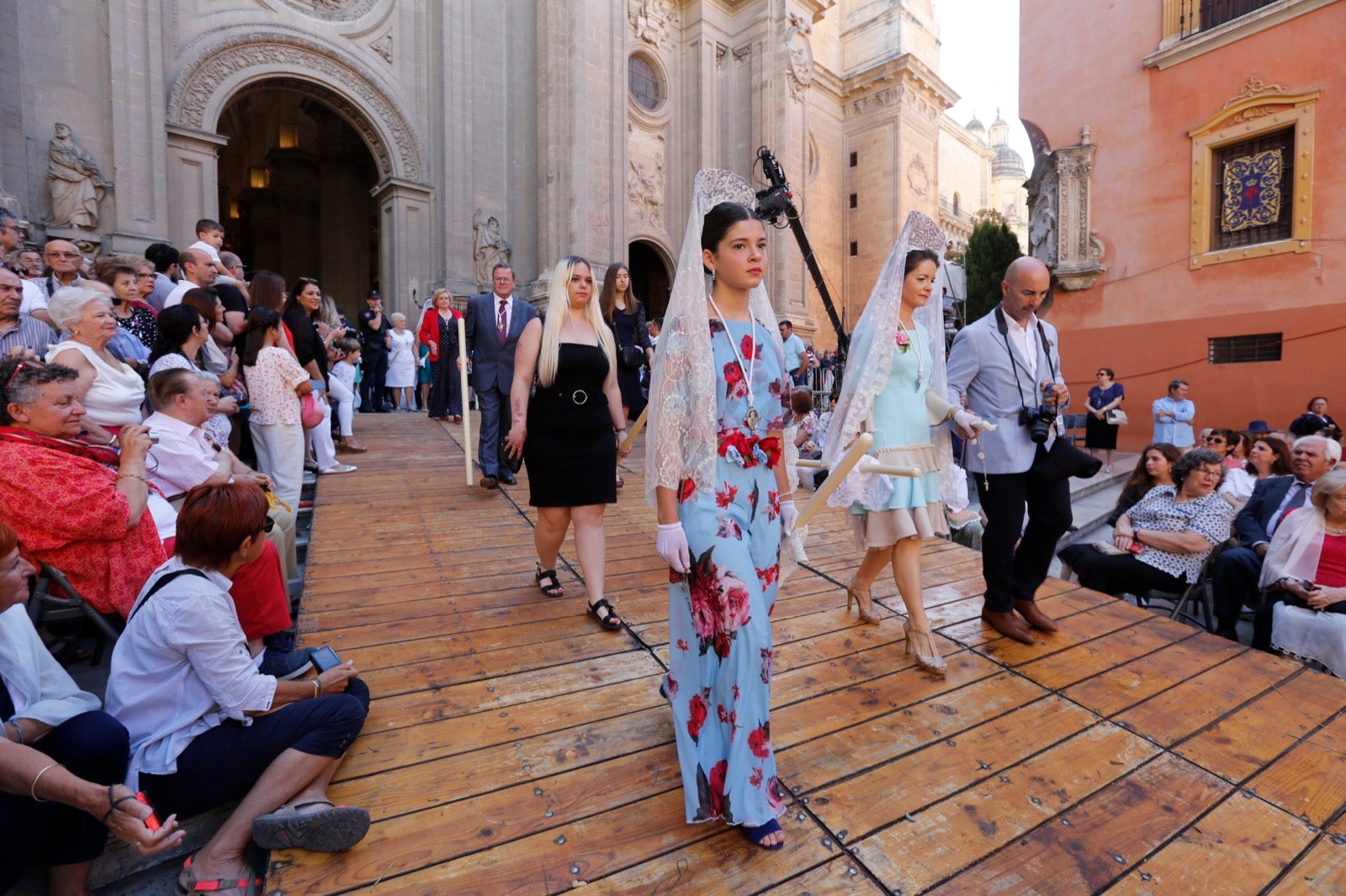 La plaza de las Pasiegas, abarrotada para recibir al Corpus Christi