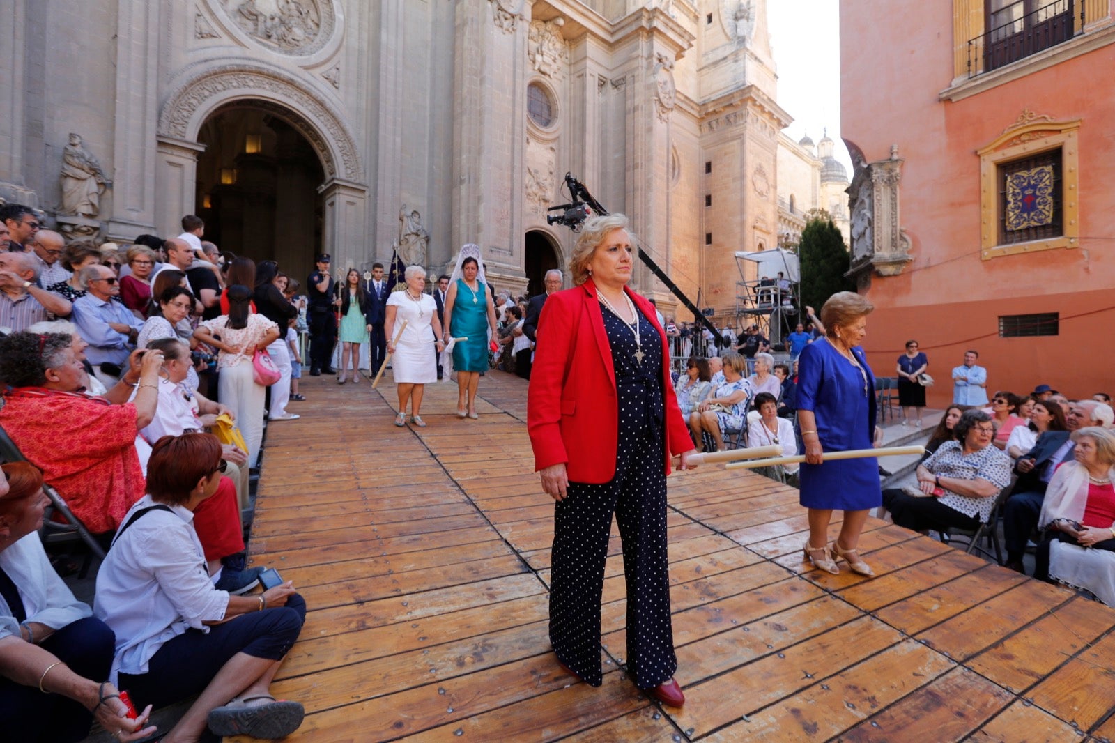 La plaza de las Pasiegas, abarrotada para recibir al Corpus Christi