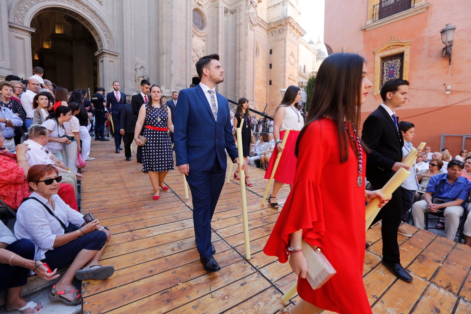 La plaza de las Pasiegas, abarrotada para recibir al Corpus Christi