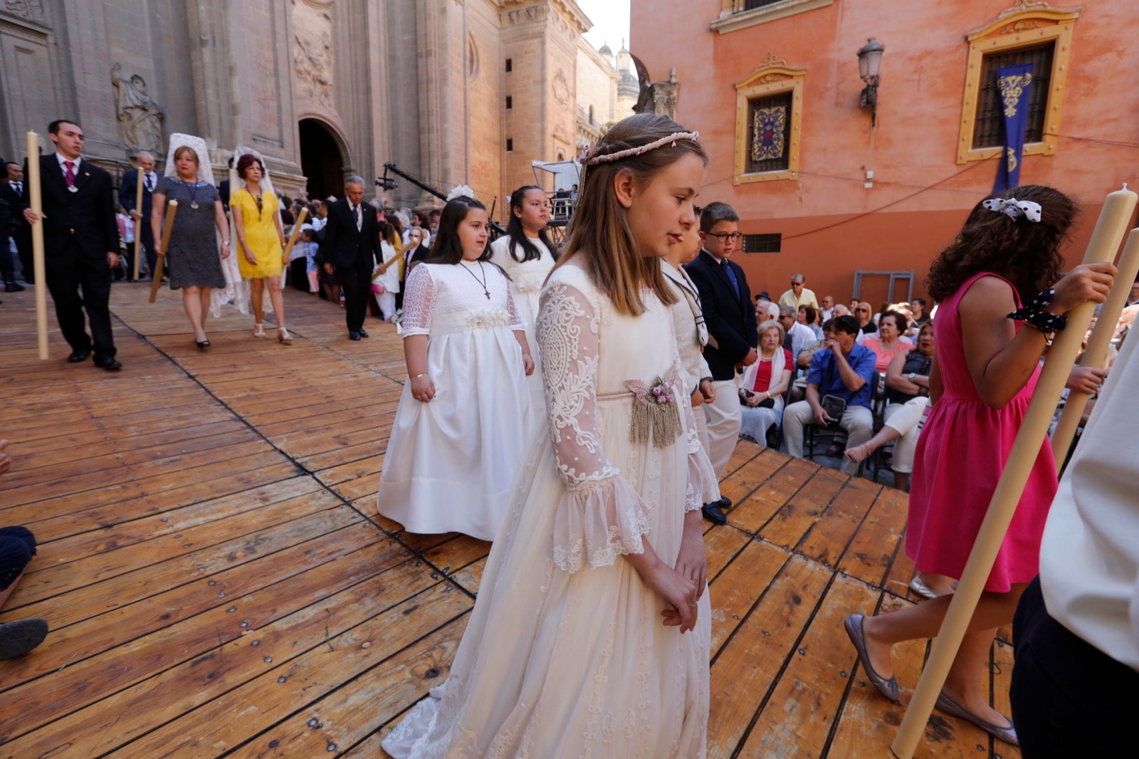 La plaza de las Pasiegas, abarrotada para recibir al Corpus Christi