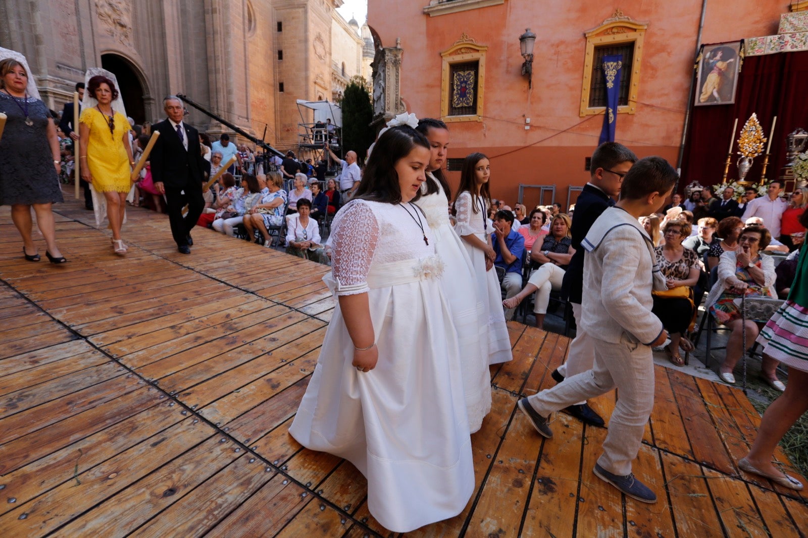 La plaza de las Pasiegas, abarrotada para recibir al Corpus Christi