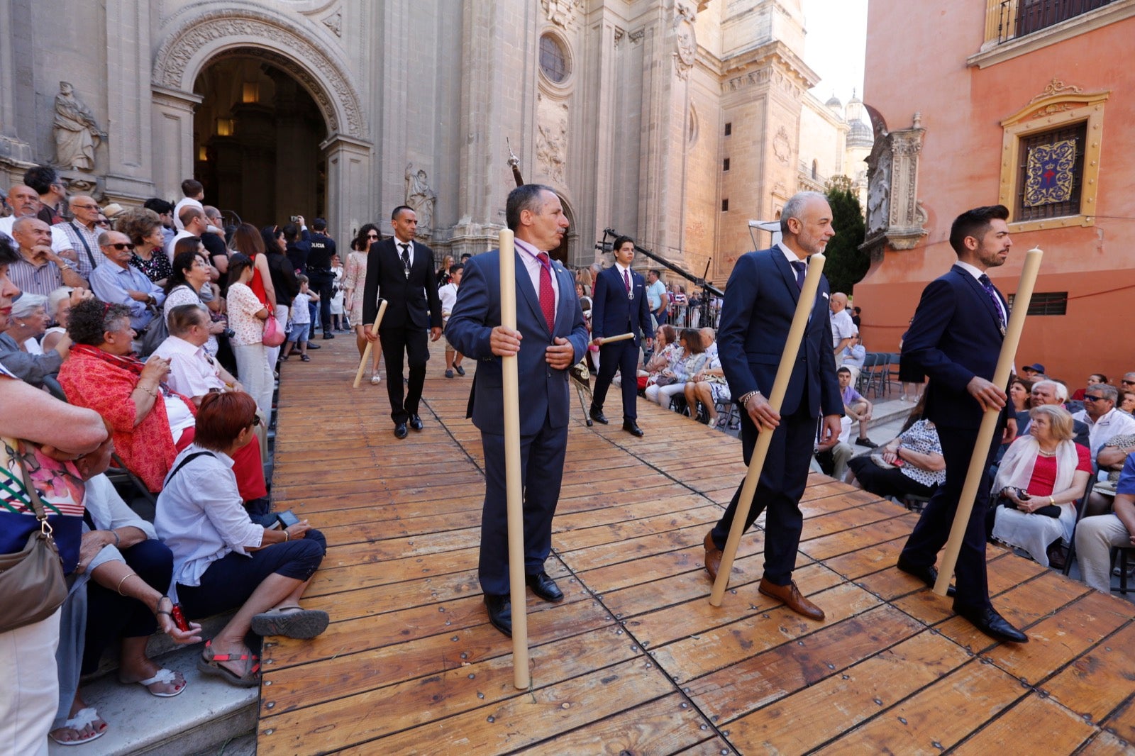 La plaza de las Pasiegas, abarrotada para recibir al Corpus Christi