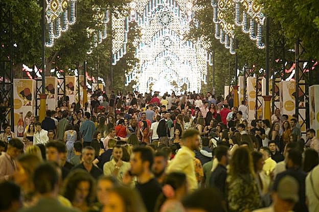 Granada entera decidió inaugurar el ferial del Almanjáyar el miércoles por la noche, cuando empiezan los días grandes del Corpus.