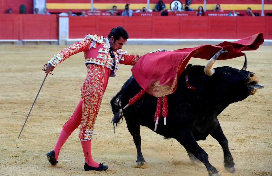 El Fandi fue arrollado de mala manera junto a las tablas porque el toro no obedeció cuando ejecutó al quiebro el tercer par de banderillas, iniciado de rodillas.. Se vivieron momentos de angustia en la Monumental de Frascuelo, pero cuando el granadino logró recomponerse volvió a la cara del astado para muletearlo de rodillas y sacar aún más toda su raza. La que le faltó al de Hermanos García Jiménez. Una vez más El Fandi estuvo poderoso y paseó oreja tras estocada entera.