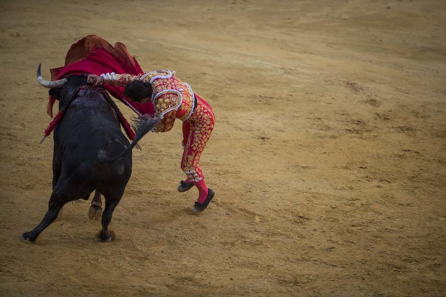 El Fandi fue arrollado de mala manera junto a las tablas porque el toro no obedeció cuando ejecuto al quiebro el tercer par de banderillas, iniciado de rodillas.. Se vivieron momentos de angustia en la Monumental de Frascuelo, pero cuando el granadino logro recomponerse volvió a la cara del astado para muletearlo de rodillas y sacar aún más toda su raza. La que le faltó al de Hermanos García Jiménez. Una vez más El Fandi estuvo poderoso y paseó oreja tras estocada entera.