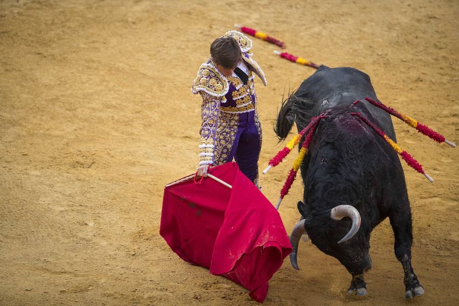 El Fandi fue arrollado de mala manera junto a las tablas porque el toro no obedeció cuando ejecuto al quiebro el tercer par de banderillas, iniciado de rodillas.. Se vivieron momentos de angustia en la Monumental de Frascuelo, pero cuando el granadino logro recomponerse volvió a la cara del astado para muletearlo de rodillas y sacar aún más toda su raza. La que le faltó al de Hermanos García Jiménez. Una vez más El Fandi estuvo poderoso y paseó oreja tras estocada entera.