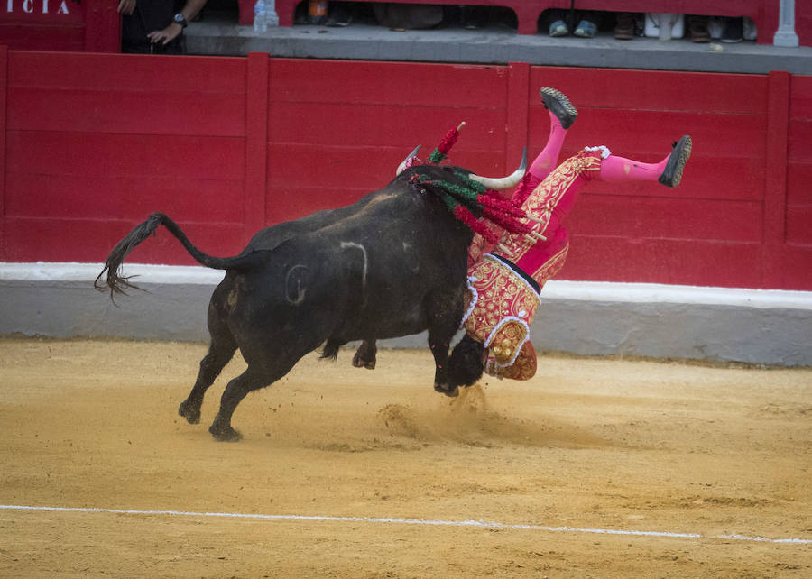 El Fandi fue arrollado de mala manera junto a las tablas porque el toro no obedeció cuando ejecuto al quiebro el tercer par de banderillas, iniciado de rodillas.. Se vivieron momentos de angustia en la Monumental de Frascuelo, pero cuando el granadino logro recomponerse volvió a la cara del astado para muletearlo de rodillas y sacar aún más toda su raza. La que le faltó al de Hermanos García Jiménez. Una vez más El Fandi estuvo poderoso y paseó oreja tras estocada entera.