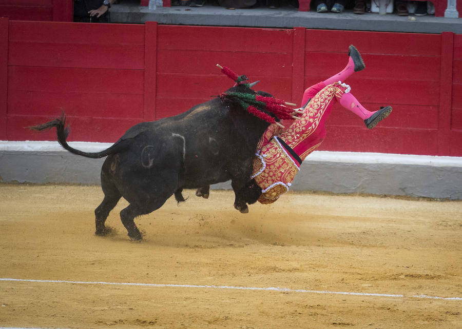 El Fandi fue arrollado de mala manera junto a las tablas porque el toro no obedeció cuando ejecuto al quiebro el tercer par de banderillas, iniciado de rodillas.. Se vivieron momentos de angustia en la Monumental de Frascuelo, pero cuando el granadino logro recomponerse volvió a la cara del astado para muletearlo de rodillas y sacar aún más toda su raza. La que le faltó al de Hermanos García Jiménez. Una vez más El Fandi estuvo poderoso y paseó oreja tras estocada entera.