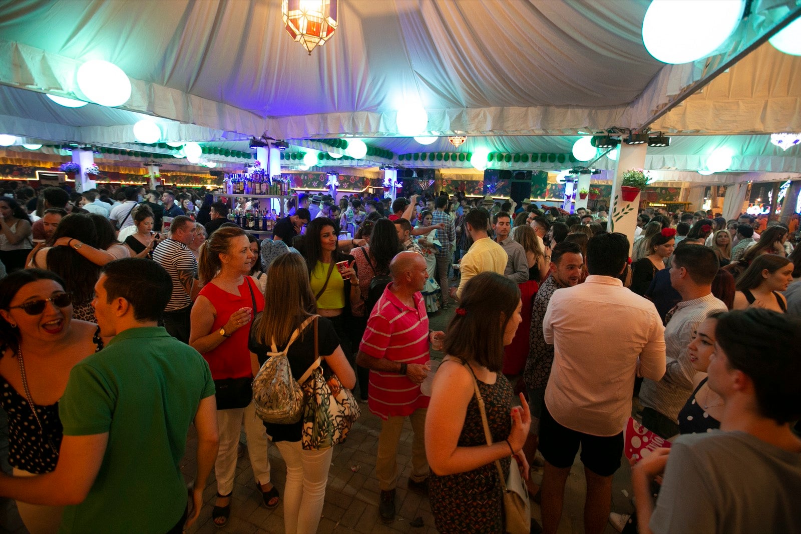 El festivo de la feria de Granada se hizo sentir en el recinto de Almanjáyar