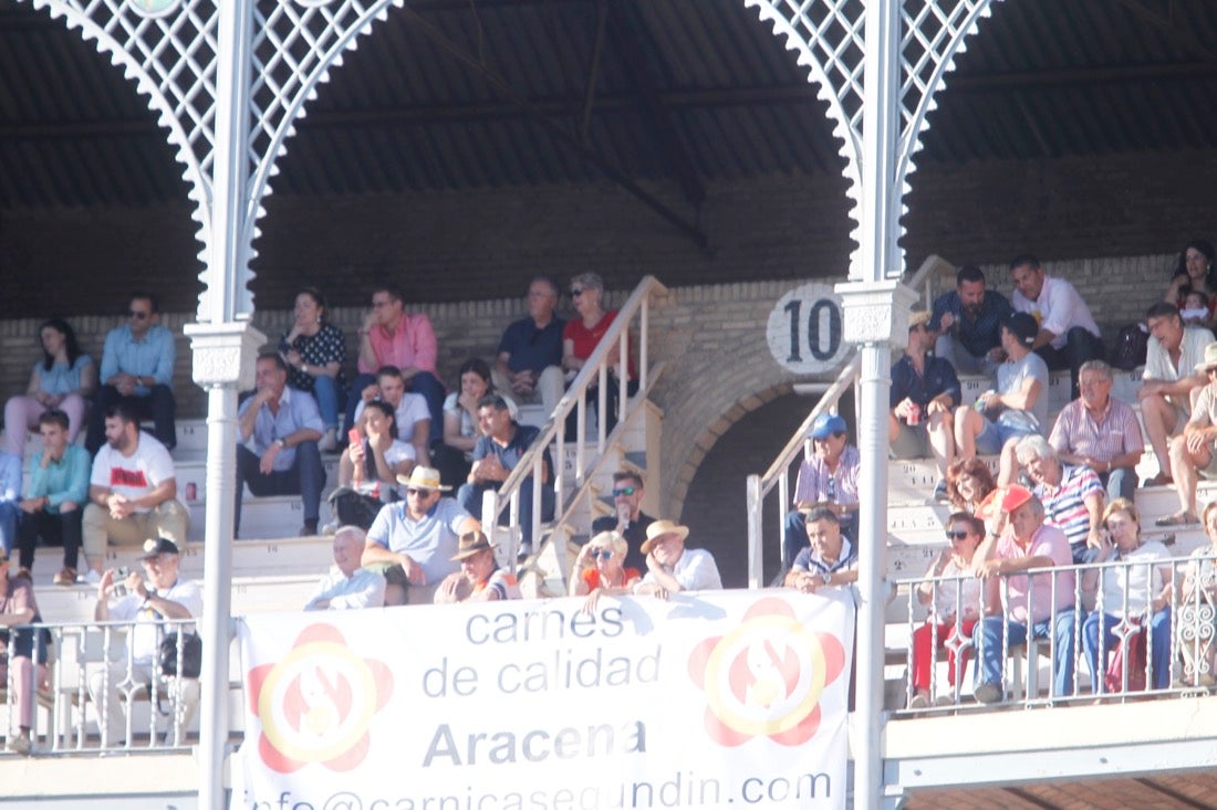 Fueron muchos los que acudieron a la plaza de toros de la ciudad este jueves