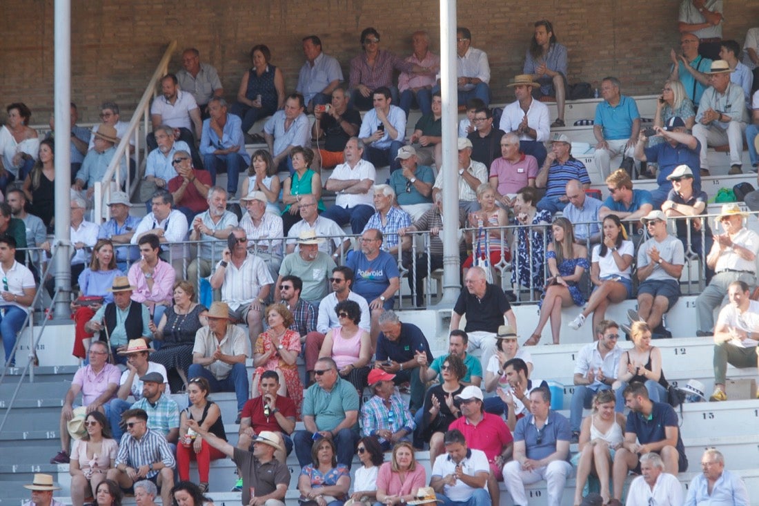 Fueron muchos los que acudieron a la plaza de toros de la ciudad este jueves