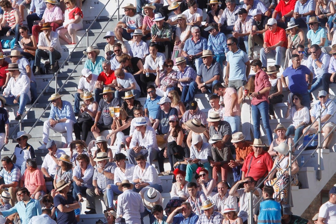 Fueron muchos los que acudieron a la plaza de toros de la ciudad este jueves