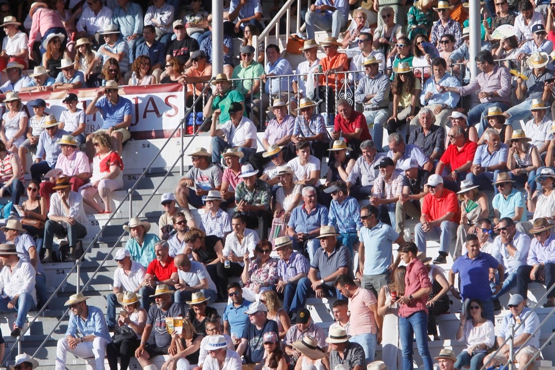 Fueron muchos los que acudieron a la plaza de toros de la ciudad este jueves