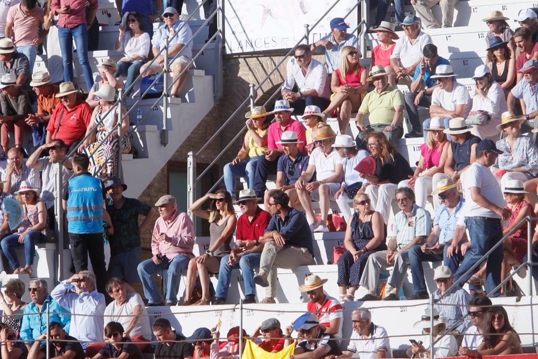 Fueron muchos los que acudieron a la plaza de toros de la ciudad este jueves