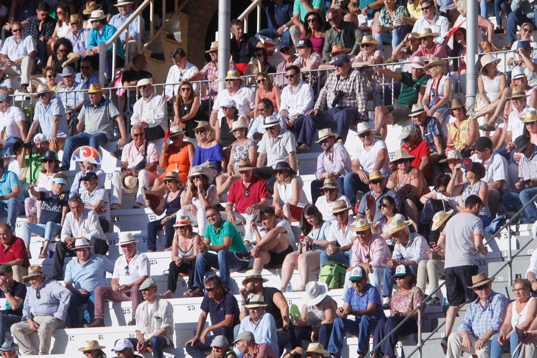 Fueron muchos los que acudieron a la plaza de toros de la ciudad este jueves