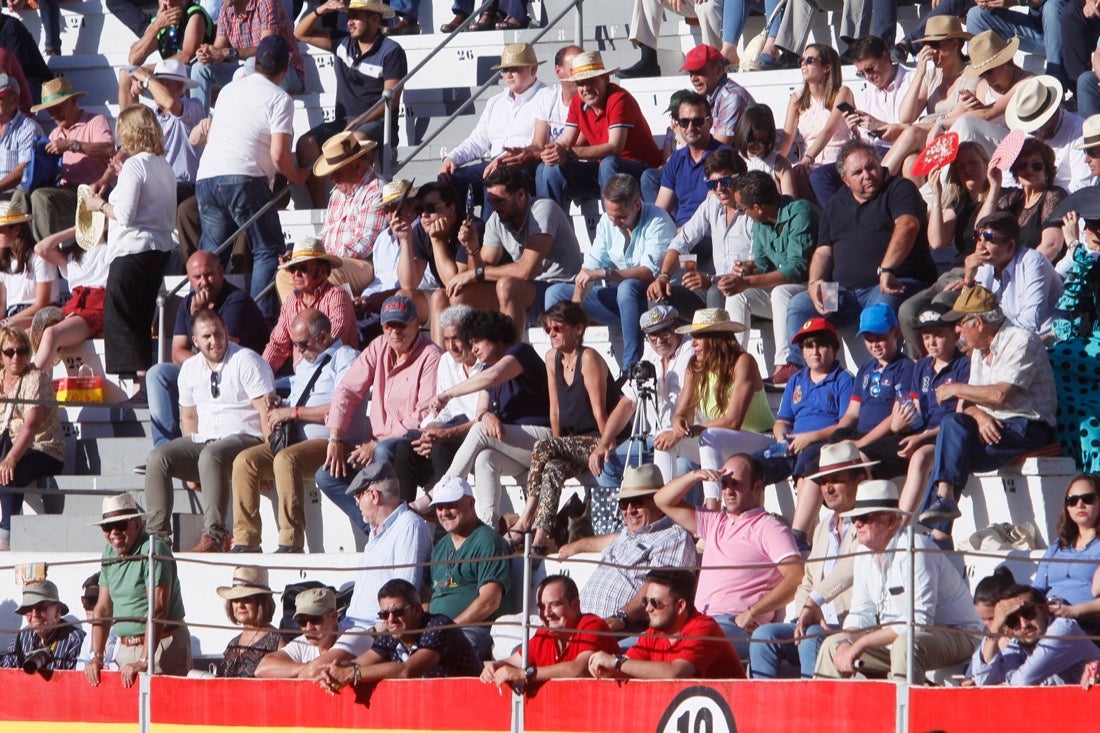 Fueron muchos los que acudieron a la plaza de toros de la ciudad este jueves