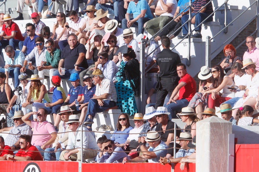 Fueron muchos los que acudieron a la plaza de toros de la ciudad este jueves