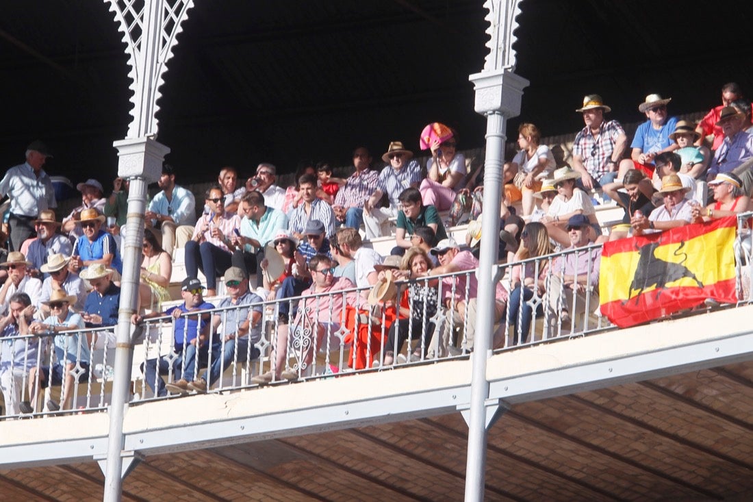 Fueron muchos los que acudieron a la plaza de toros de la ciudad este jueves