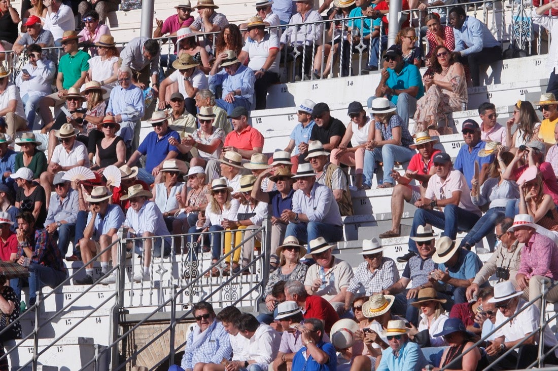 Fueron muchos los que acudieron a la plaza de toros de la ciudad este jueves