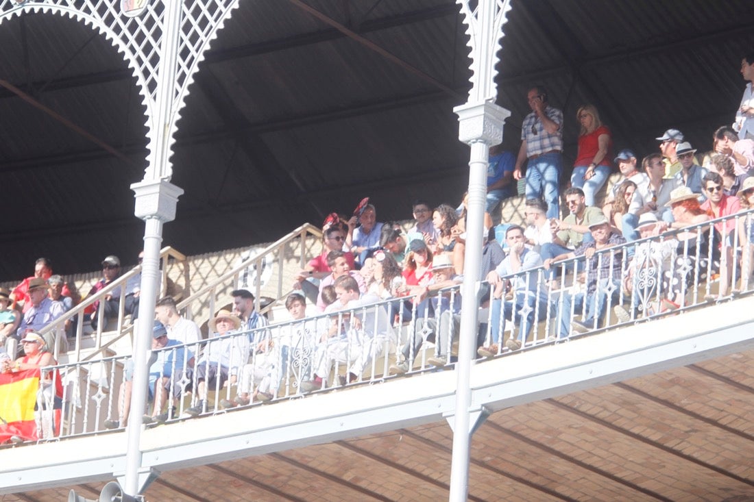 Fueron muchos los que acudieron a la plaza de toros de la ciudad este jueves