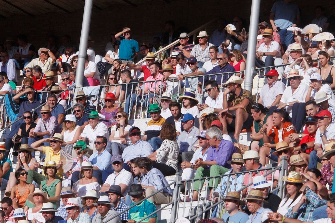 Fueron muchos los que acudieron a la plaza de toros de la ciudad este jueves