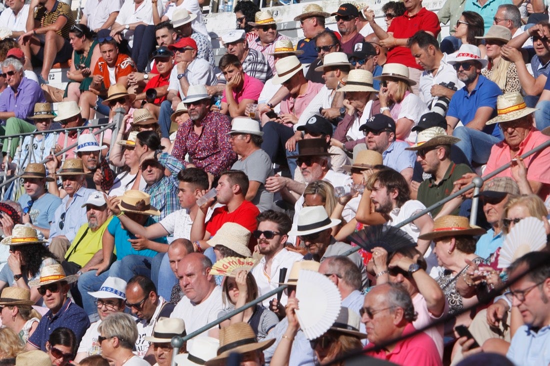 Fueron muchos los que acudieron a la plaza de toros de la ciudad este jueves