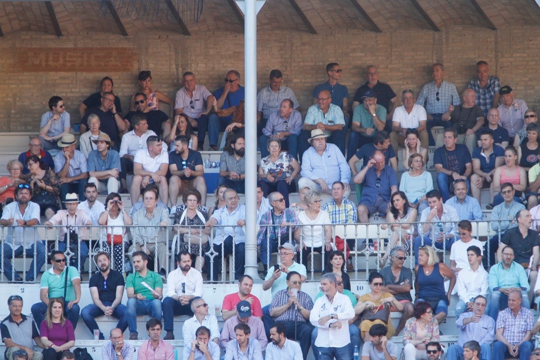 Fueron muchos los que acudieron a la plaza de toros de la ciudad este jueves