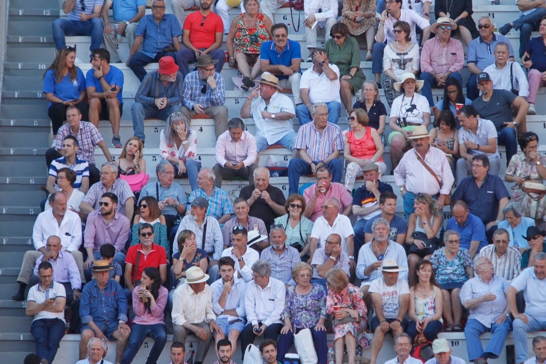 Fueron muchos los que acudieron a la plaza de toros de la ciudad este jueves