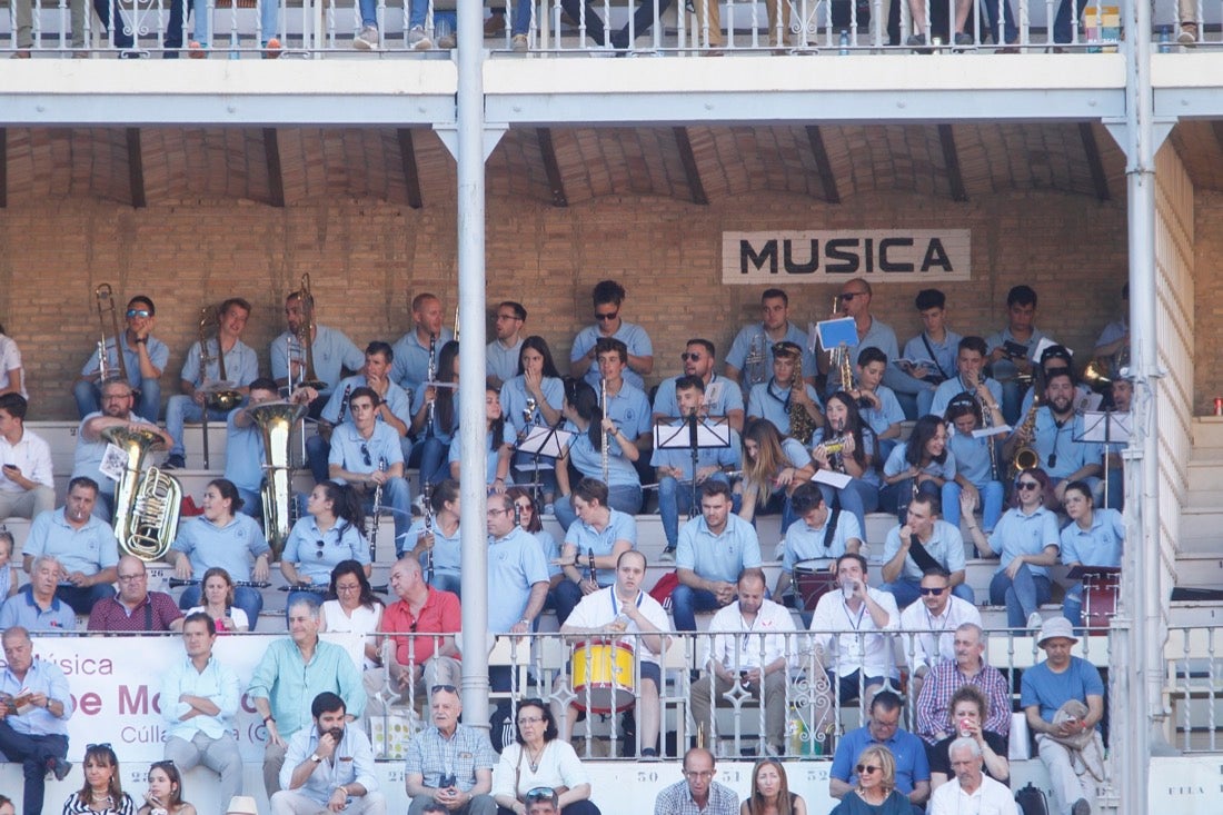 Fueron muchos los que acudieron a la plaza de toros de la ciudad este jueves