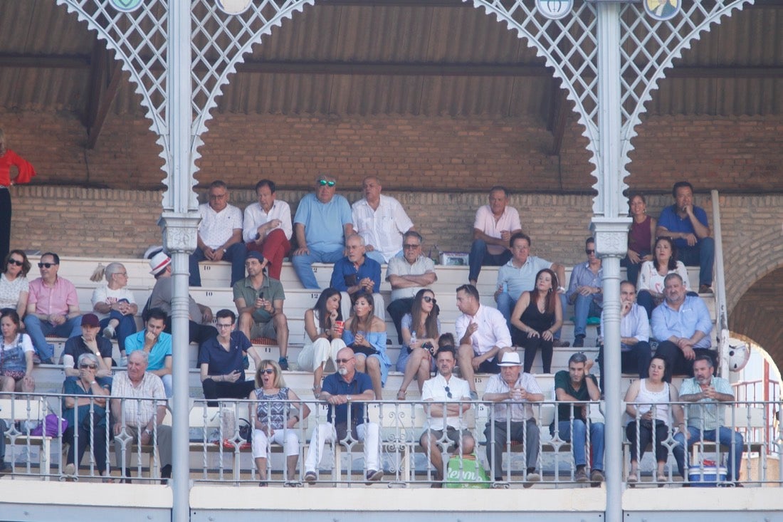 Fueron muchos los que acudieron a la plaza de toros de la ciudad este jueves