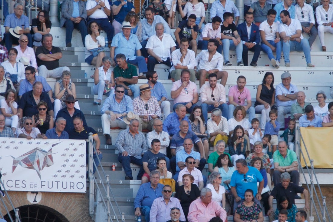 Fueron muchos los que acudieron a la plaza de toros de la ciudad este jueves