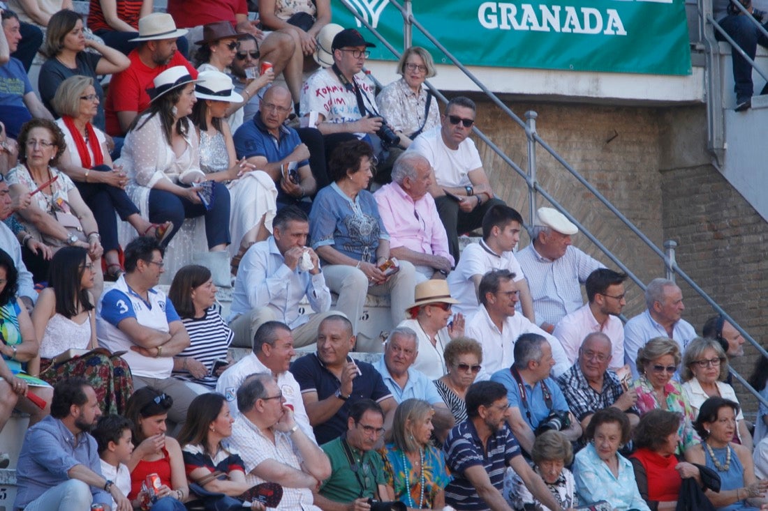 Fueron muchos los que acudieron a la plaza de toros de la ciudad este jueves