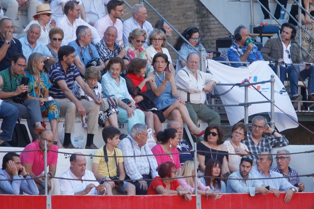 Fueron muchos los que acudieron a la plaza de toros de la ciudad este jueves