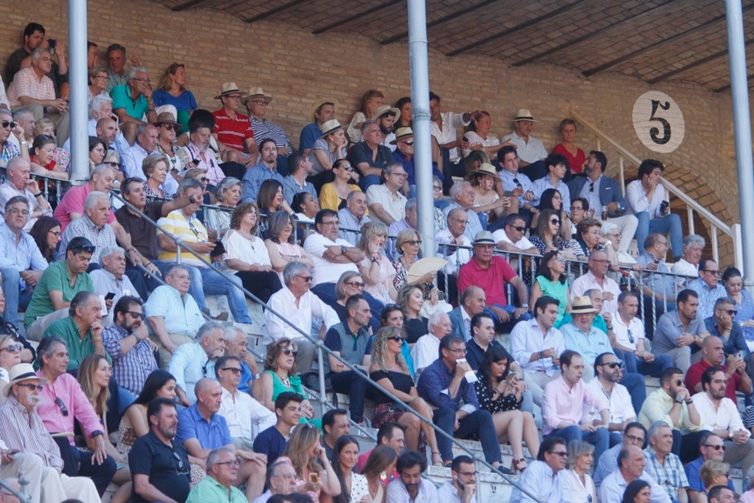 Fueron muchos los que acudieron a la plaza de toros de la ciudad este jueves