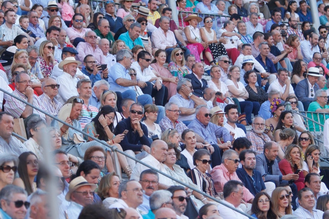 Fueron muchos los que acudieron a la plaza de toros de la ciudad este jueves