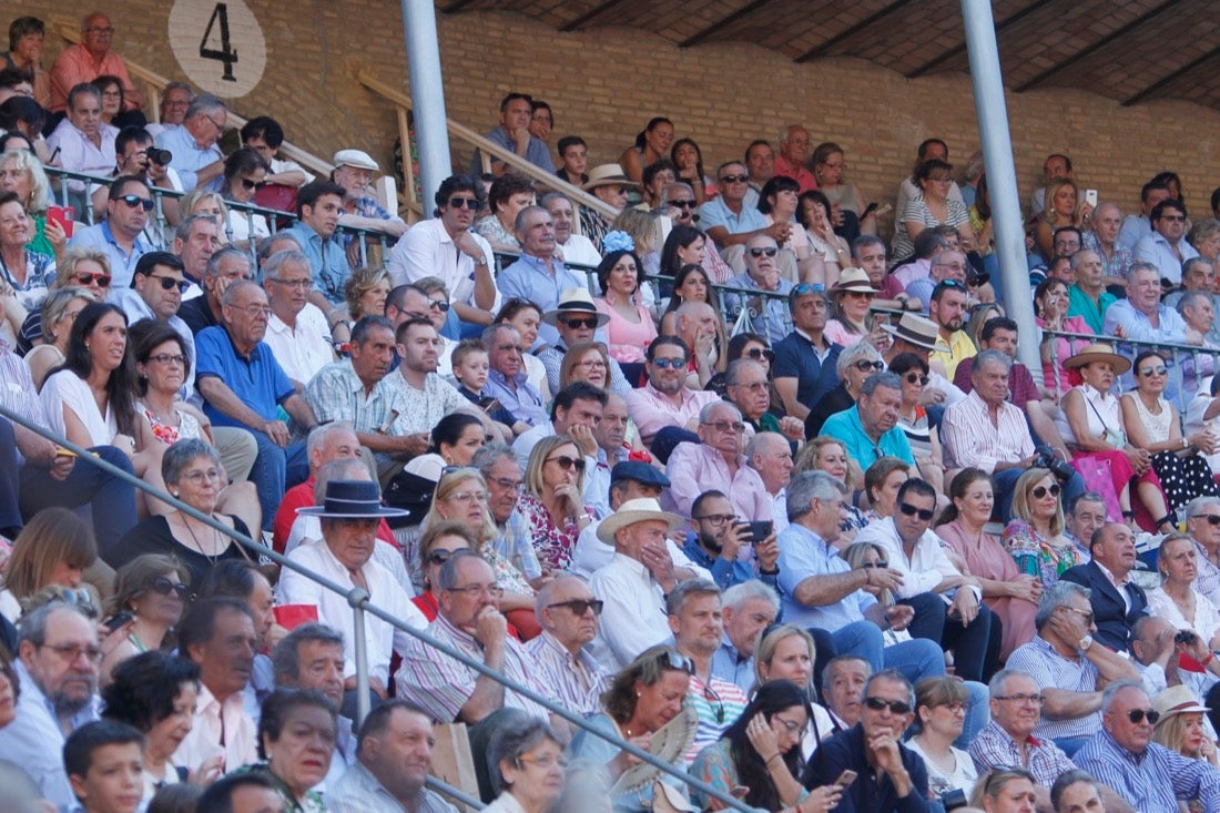 Fueron muchos los que acudieron a la plaza de toros de la ciudad este jueves