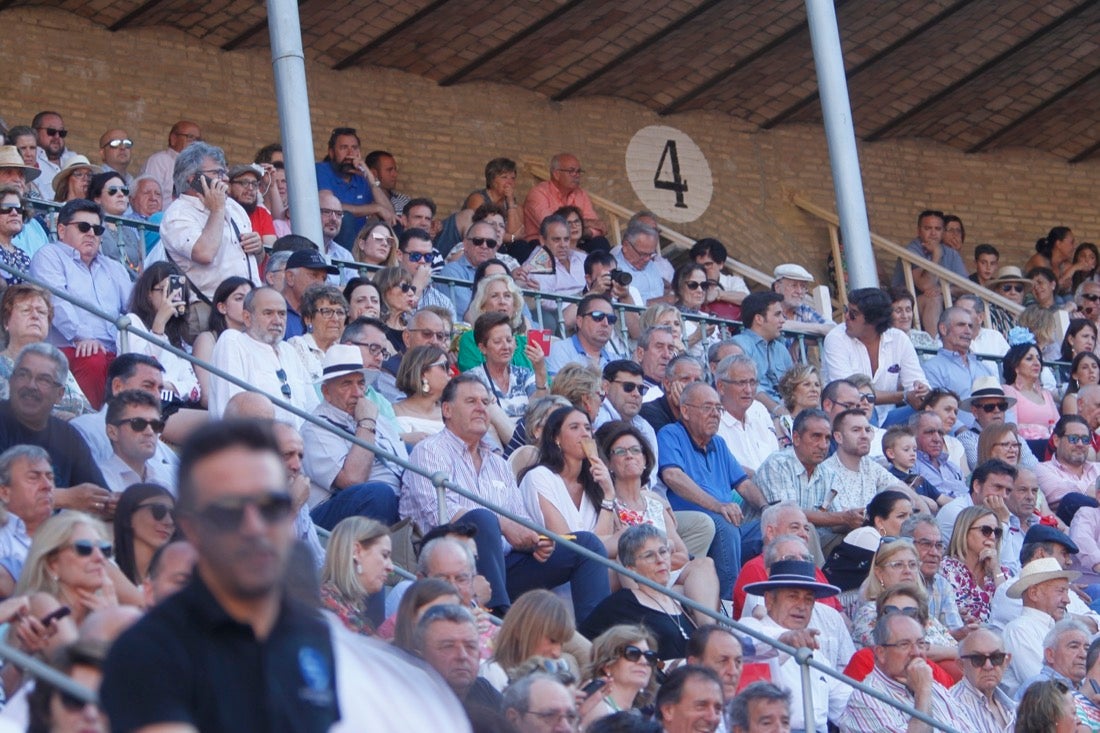 Fueron muchos los que acudieron a la plaza de toros de la ciudad este jueves