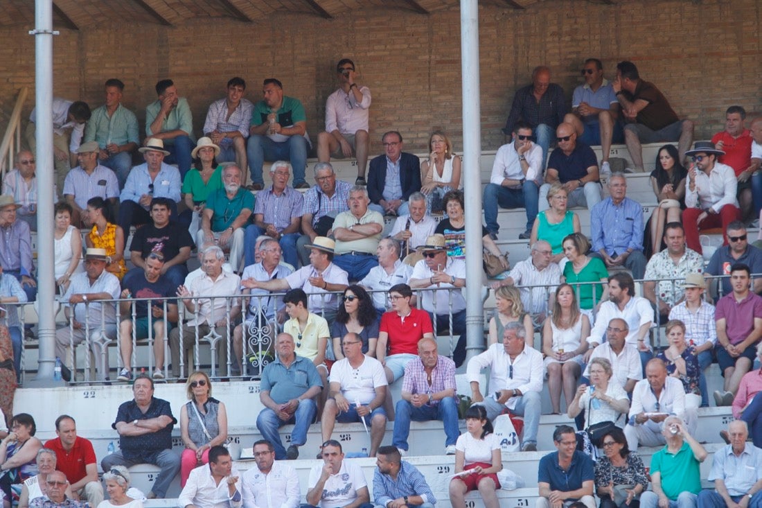 Fueron muchos los que acudieron a la plaza de toros de la ciudad este jueves