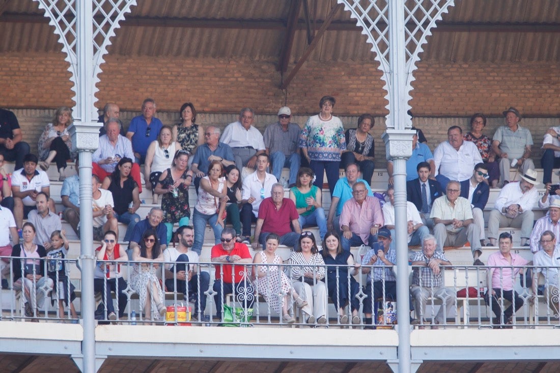 Fueron muchos los que acudieron a la plaza de toros de la ciudad este jueves