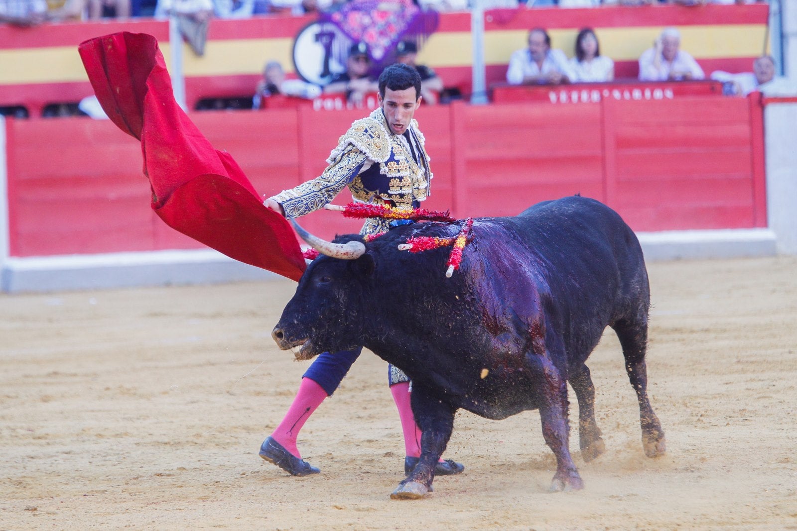 José Garrido salvó la tarde con una faena épica al cuarto, que le volteó de manera aparatosa y estuvo a punto de mandarlo a la enfermería