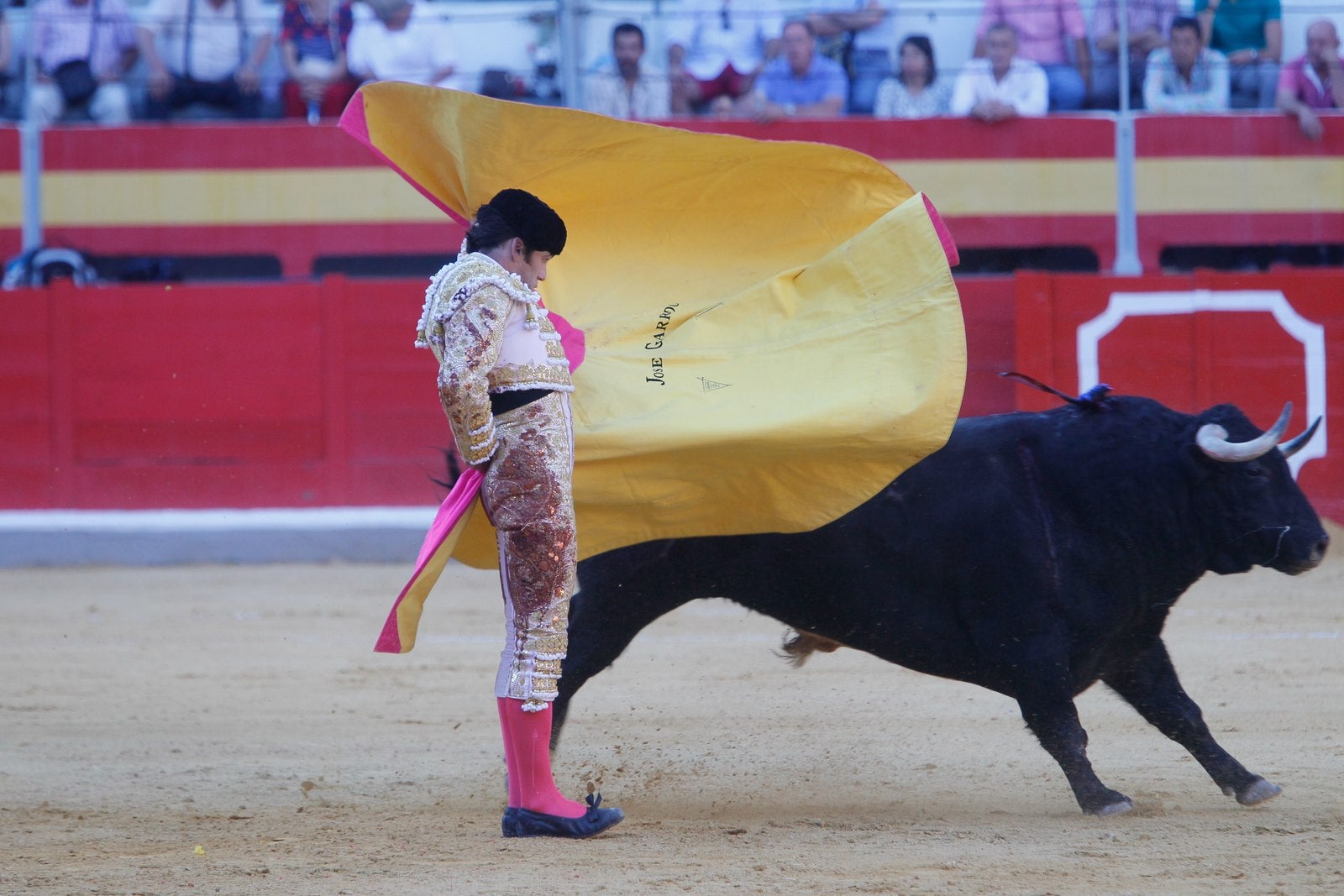 José Garrido salvó la tarde con una faena épica al cuarto, que le volteó de manera aparatosa y estuvo a punto de mandarlo a la enfermería